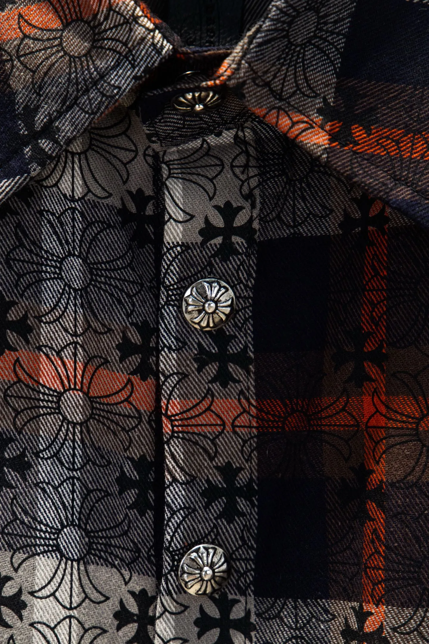 P260 ChromeHearts Chrome Hearts printed cuffs and leather plaid shirt. Customized jacquard fabric, you can wear it in various styles. This genderless shirt is a must-have for nightclubs. It can be worn as a jacket for both men and women. It can be easily worn by both men and women!  The plaid shirt that I have been thinking about has arranged for you to check in with plaid fans! The original loose fit is made of high-quality pure cotton fabrics. The fabric pattern is high-definition and delicate without burrs. It is comfortable and breathable to wear. All the buttons are molded and customized. It is casual and fashionable and can be matched with any bottoms. It can be windproof and sunproof in spring and summer. It can be worn inside or outside in autumn and winter! Easily concave shape makes you look slimmer and taller, perfect for both men and women! Customized main label, accessories, fully washable, whole body wiring, quality control, no heads!  Luxurious dark high street, Hollywood luxury goods, 25SS latest couples leather cross short-sleeved T-shirts, all reflect their own unique style! Made of thick black cotton, goatskin appliqués, hand-sewn custom metal hardware, and silicone varnish printing, multiple materials collide to create a unique texture. It also incorporates ChromeHearts medieval-style Sanskrit fonts and classic horseshoes, creating a unique and charming dark texture under the graceful arcs and all-black shadows, full of artistic sense!  Color: Black Blue Black Size: S M L XL
